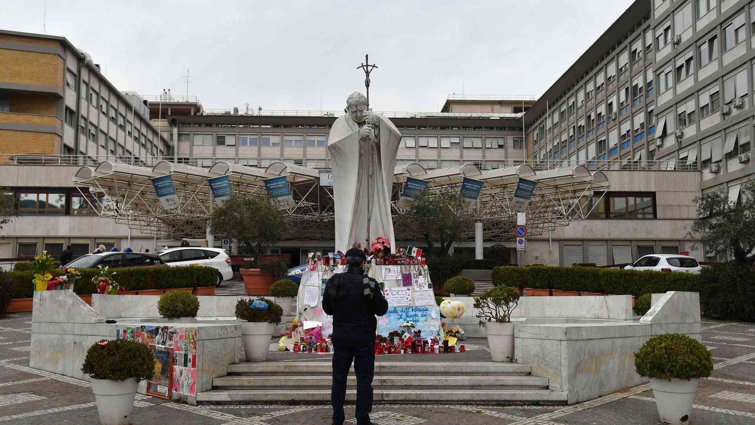 Dopo una notte tranquilla, il Papa prosegue le terapie