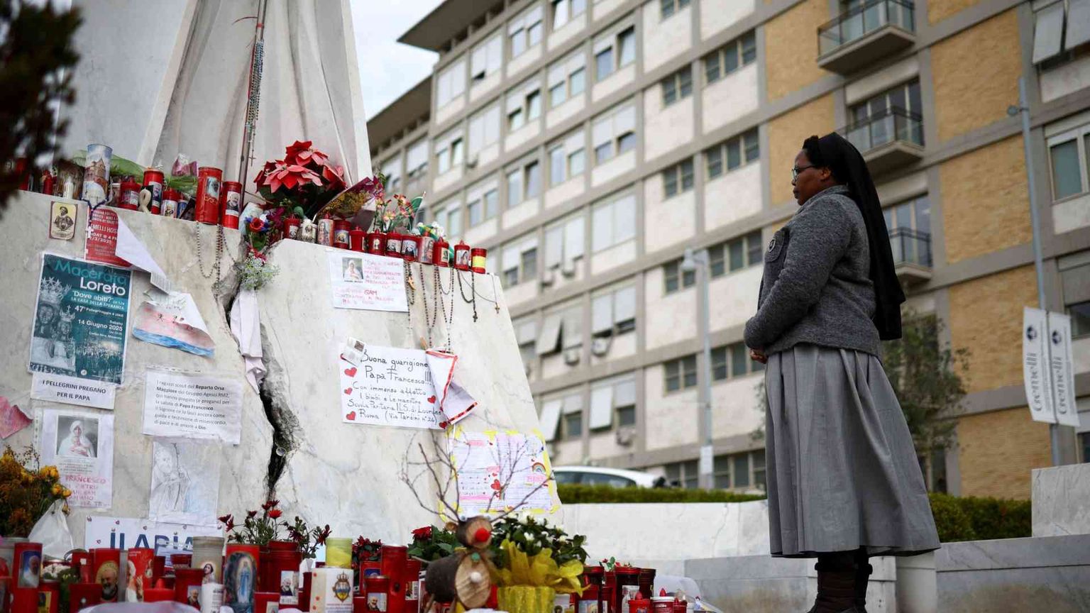 Il Papa migliora e ha seguito gli esercizi spirituali. Buono l'umore