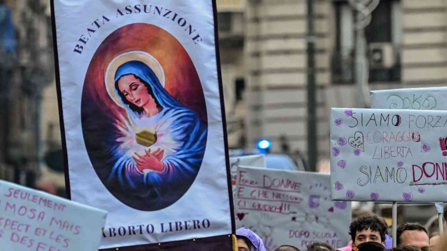 Vergine “pro aborto” al corteo per le donne. Battaglia: dialogo, mai disprezzo