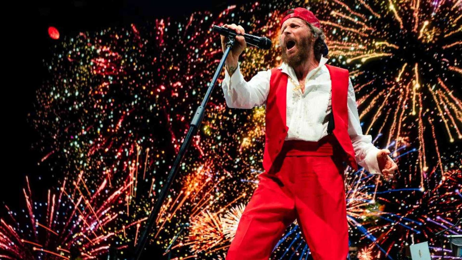 Jovanotti: «Auguri a papa Francesco, unica voce contro la follia»