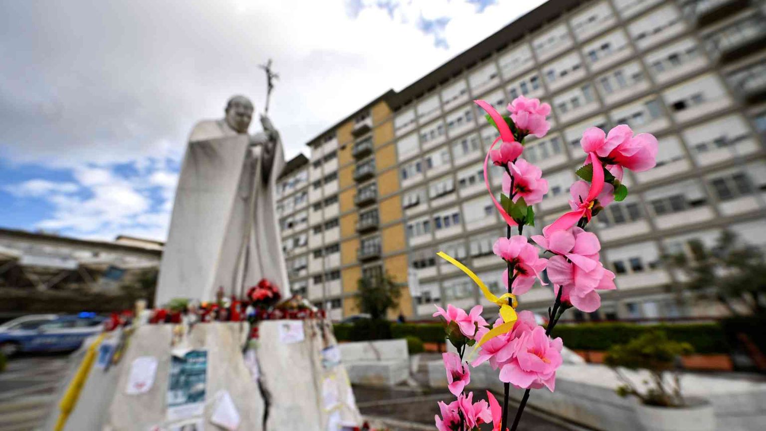 Notte tranquilla per il Papa e mattinata tra preghiera e cure