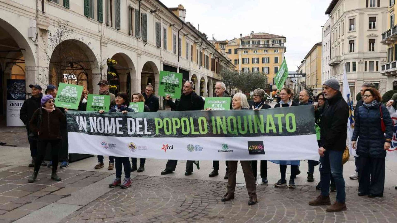 A Brescia un flash mob per chiedere chiarezza sul sito inquinato