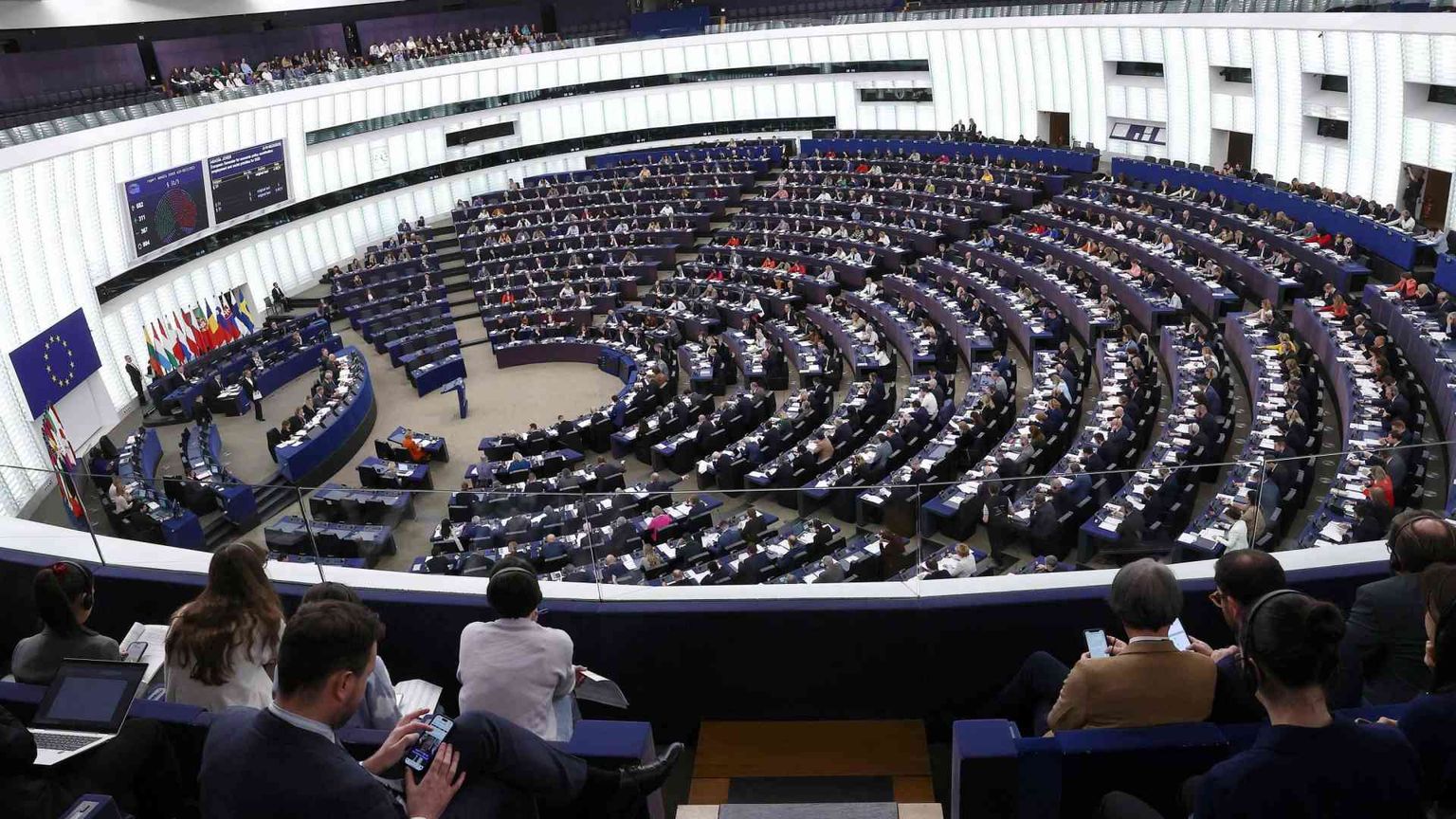 Riarmo, voto spacca Italia. Maggioranza divisa, Pd dilaniato fra sì e astenuti