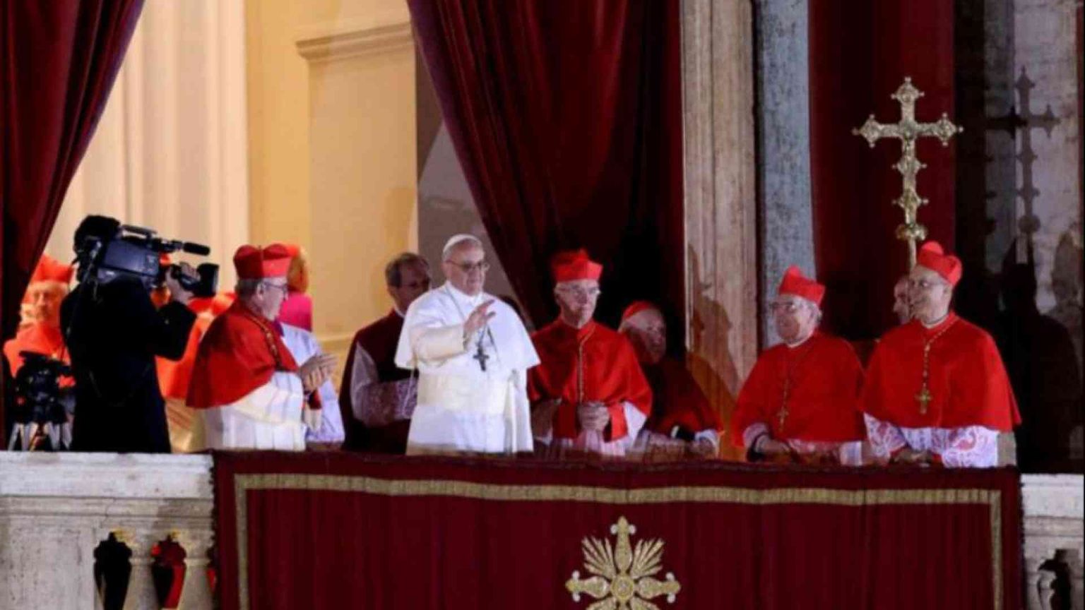 «Vescovo e popolo»: il pontificato di Francesco visto da vicino