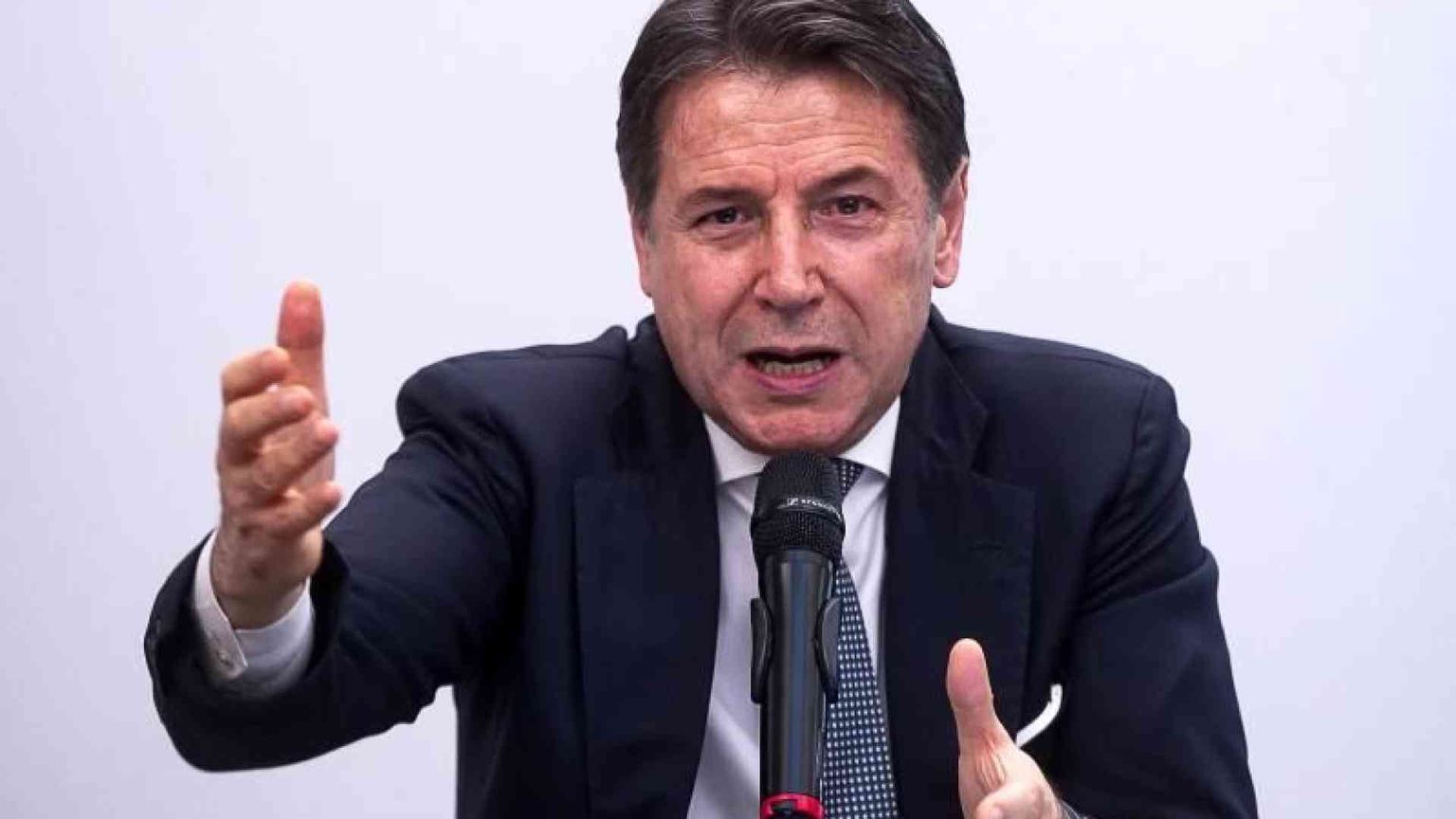 Conte: «Una follia dilapidare 800 miliardi in armi senza un progetto»
