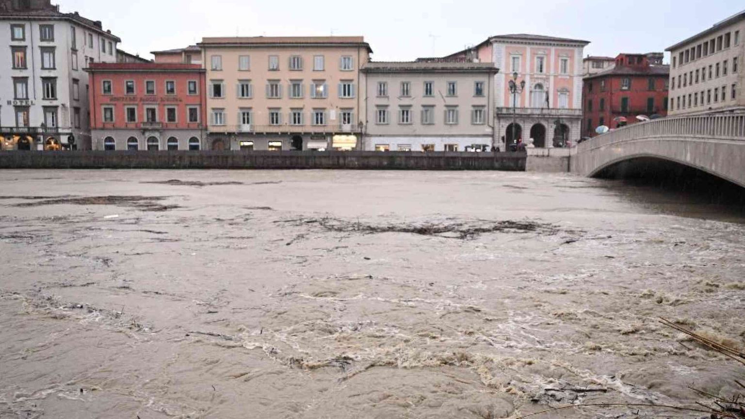 I fiumi in Emilia Romagna e Toscana si stanno abbassando. Resta l'emergenza