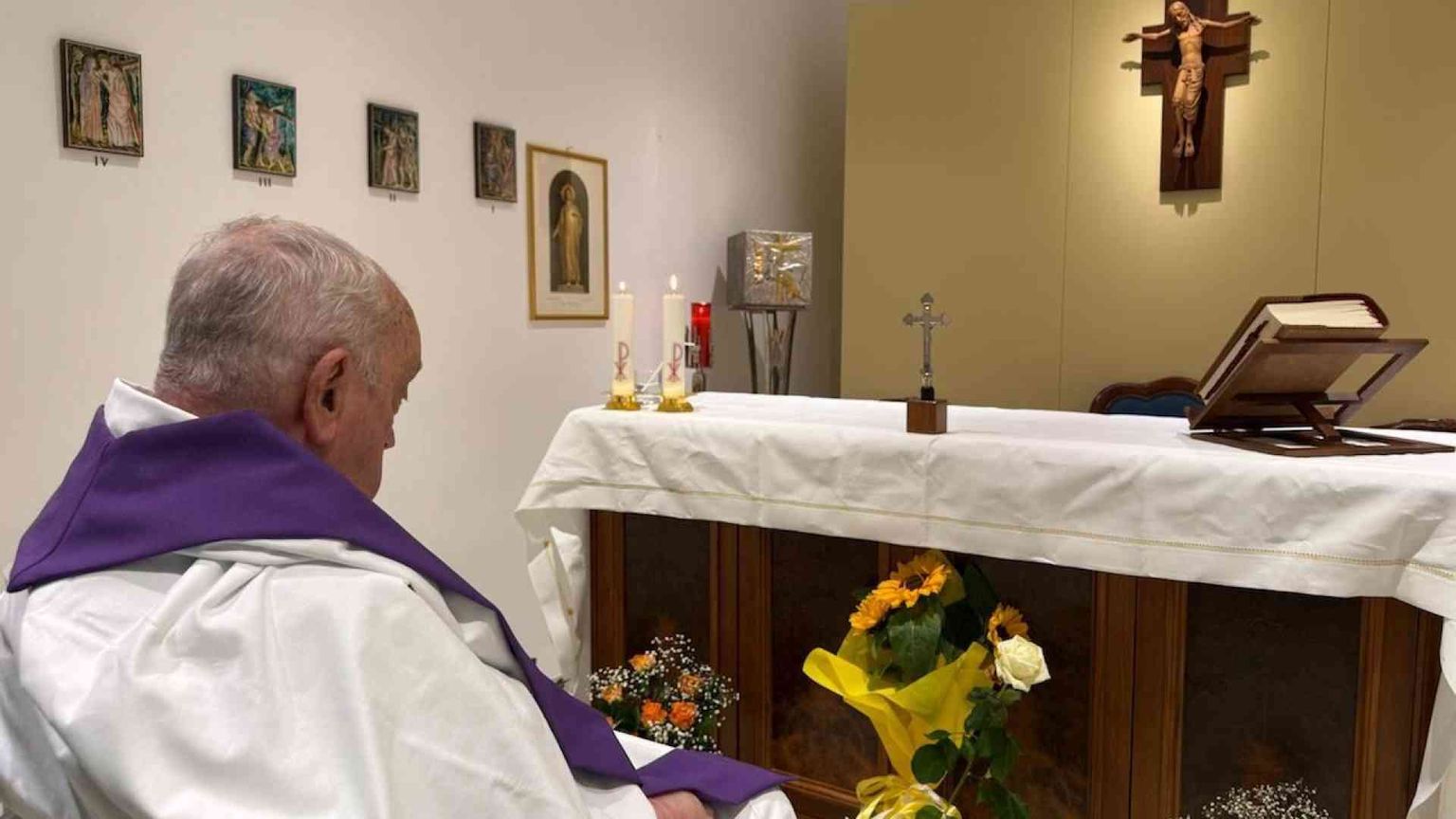 La prima foto del Papa dal ricovero: la Messa in cappella
