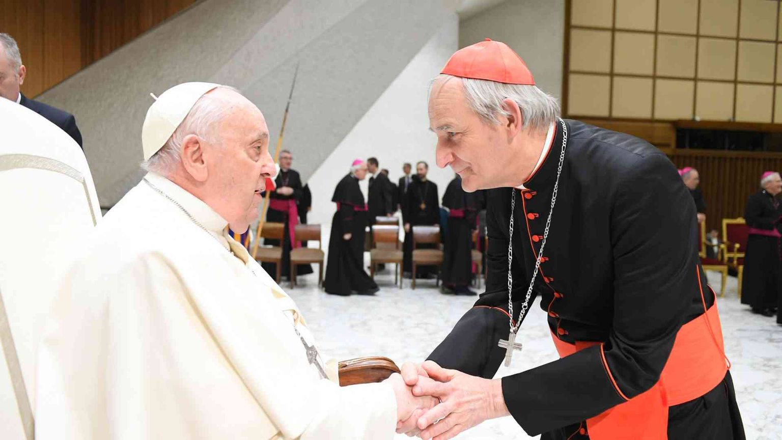 Zuppi: «Francesco parla a tutti e condivide la sua fragilità con noi»