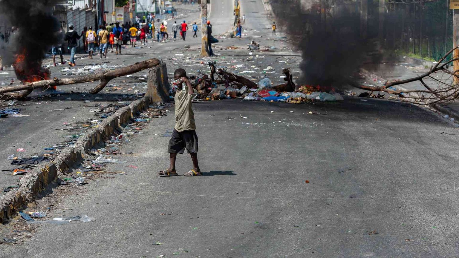 I bambini di Haiti in ostaggio delle gang: «Sparo, ma vorrei solo giocare»
