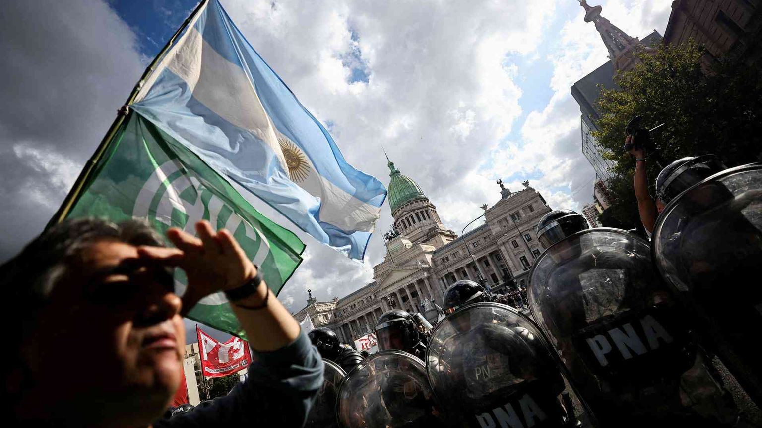 Il “miracolo” di Milei si sta spegnendo a manganellate