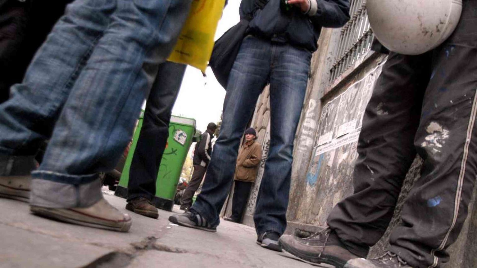 Risse e scontri tra gang: un morto e sette feriti, tre gravi