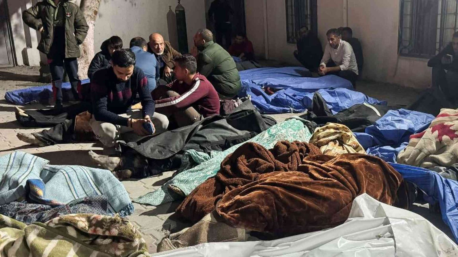 Israele bombarda Gaza, è strage: «Oltre 400 morti, tante donne e bambini»