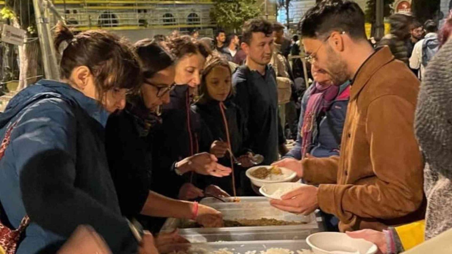 A Trieste cene e pacchi di viveri ai migranti