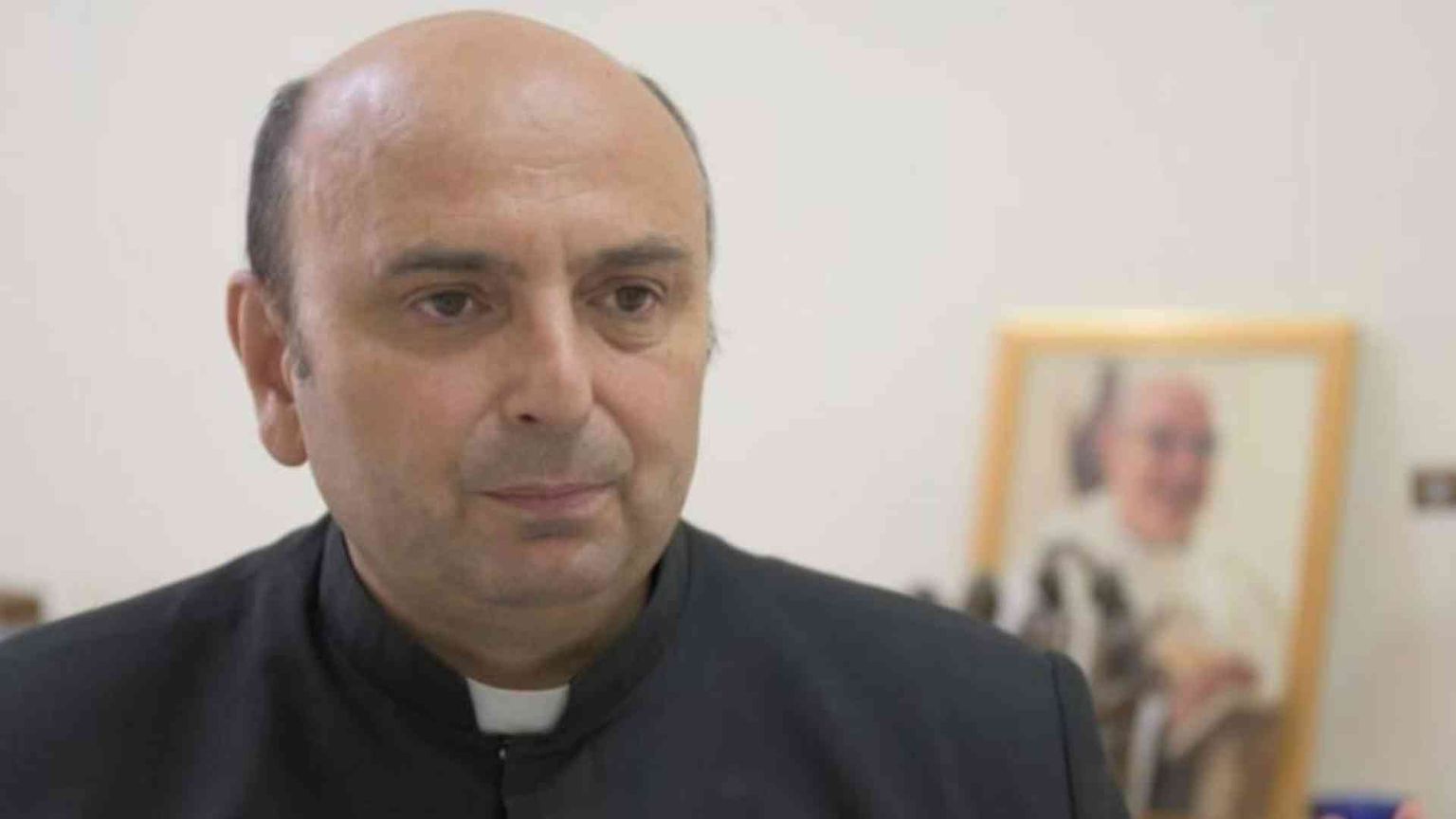 Il parroco di Gaza: «Le bombe, un incubo per i 500 civili che ospitiamo»