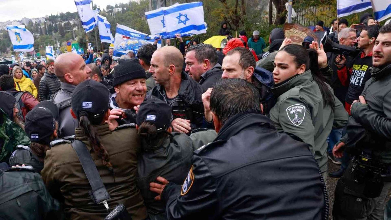 Cariche e cannoni d'acqua sulle proteste: Netanyahu tira dritto e bombarda