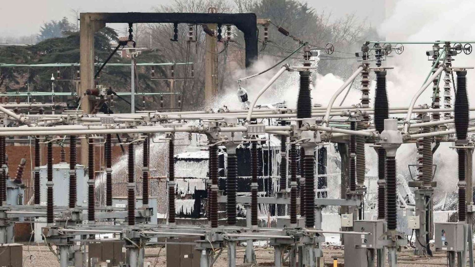 Heathrow, l'aeroporto di Londra, chiuso per un incendio