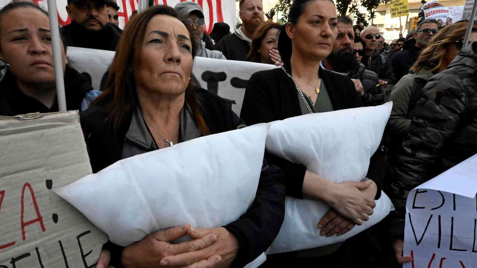 «Noi non dormiamo più»: nei Campi Flegrei va in scena la protesta dei cuscini