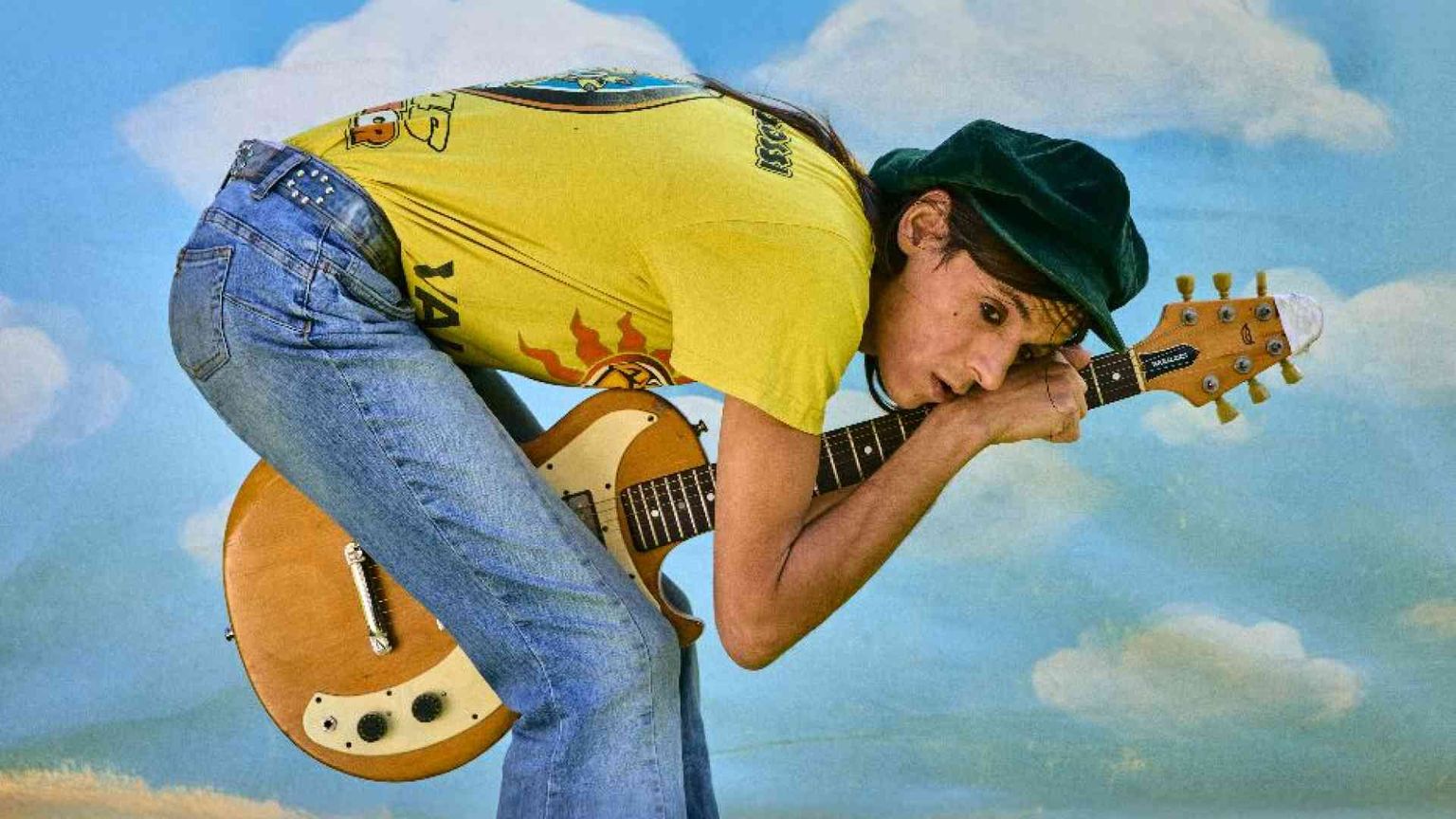 Lucio Corsi: «Sogno coi piedi per terra». Perché il suo album ci piace