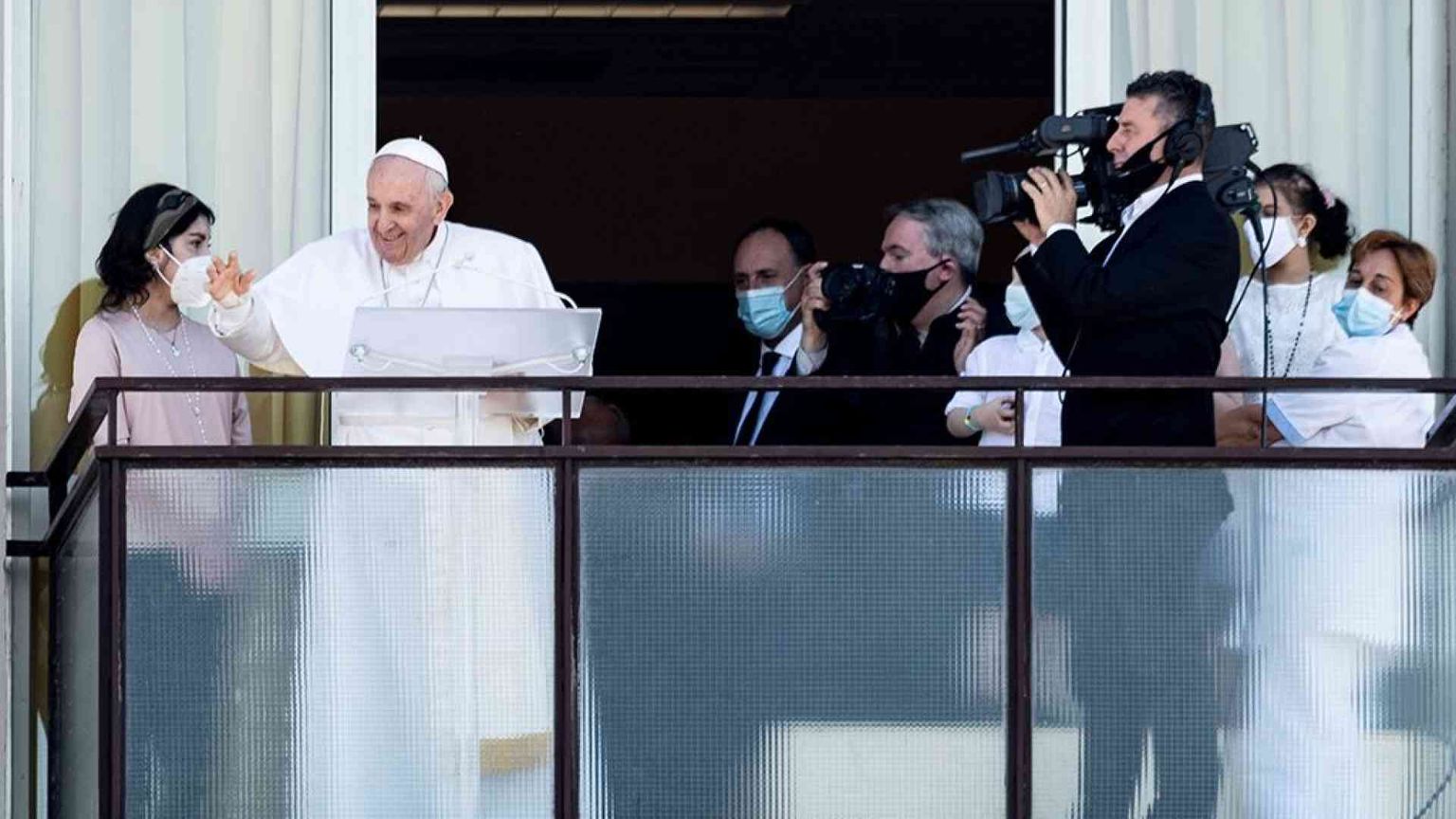 «Papa Francesco ha intenzione di affacciarsi domani per l'Angelus»
