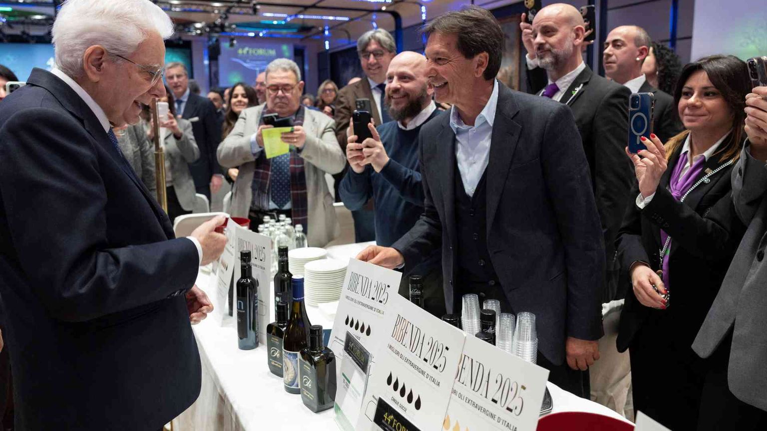 Mattarella: «Nubi dai nuovi protezionismi». Meloni a Parigi per i Volenterosi