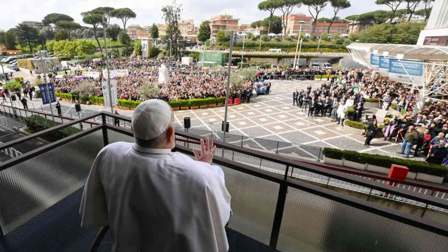 Il saluto ai fedeli, la sosta a Santa Maria Maggiore: il Papa è tornato a casa