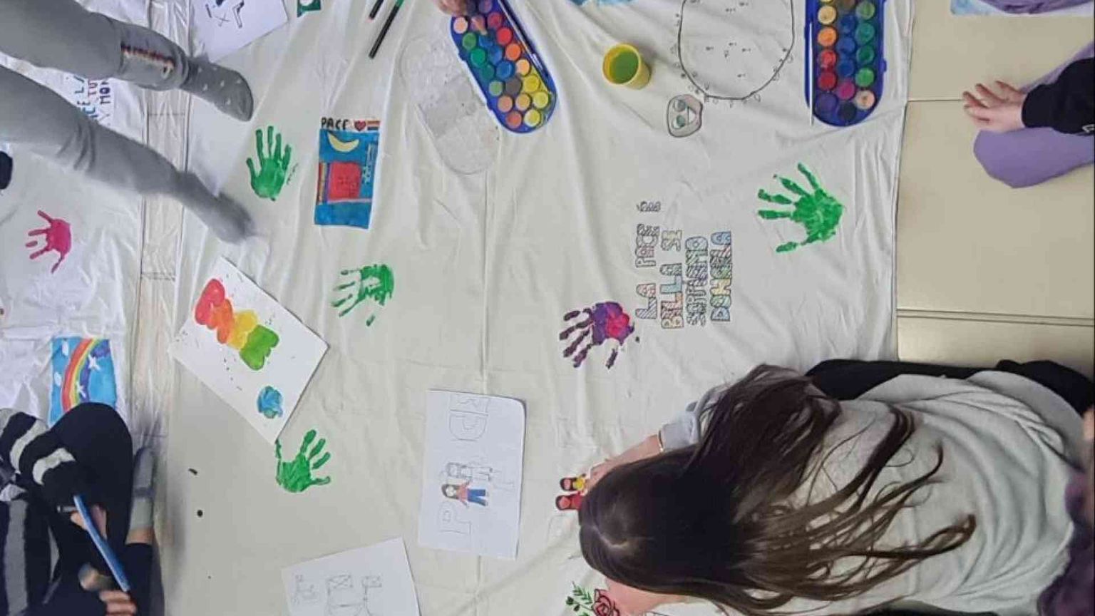 La bandiera della pace da record realizzata da 800 bambini