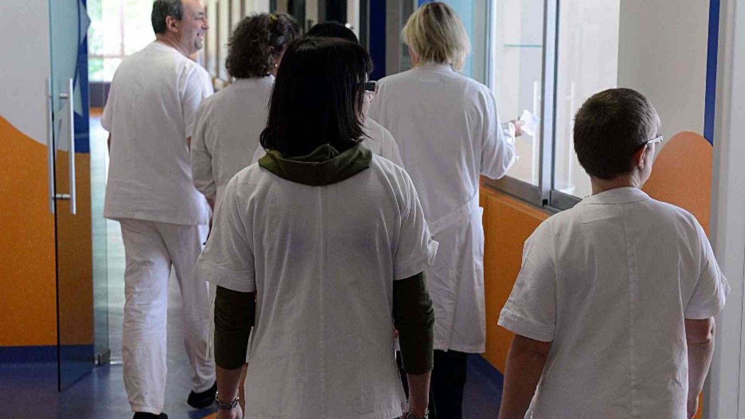 Pochi, malpagati, stanchi: l'emorragia degli infermieri