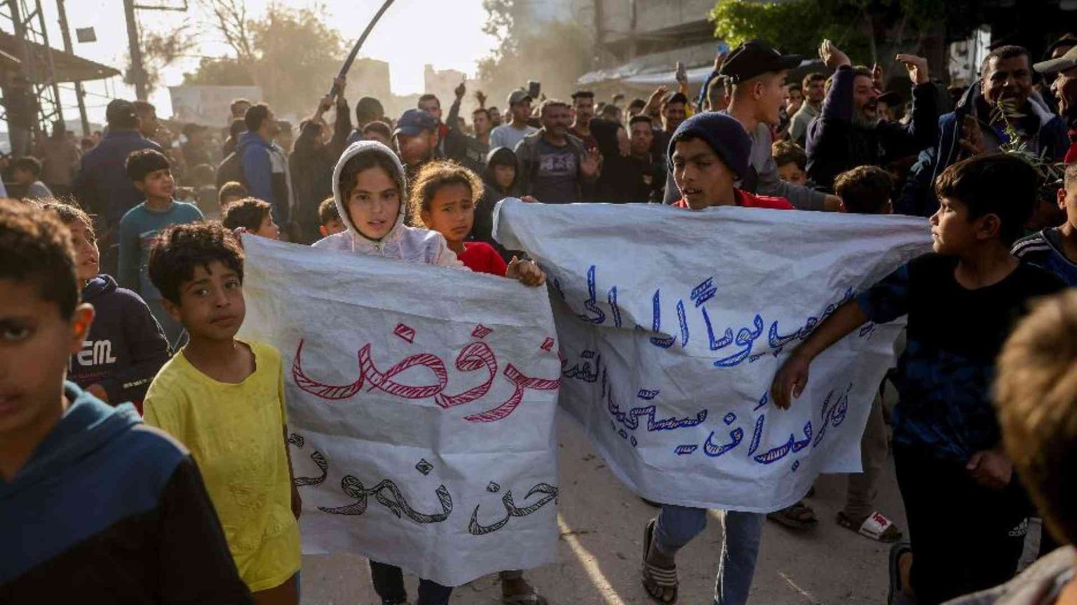 Doppio fronte contro la guerra: israeliani e gazawi dicono basta