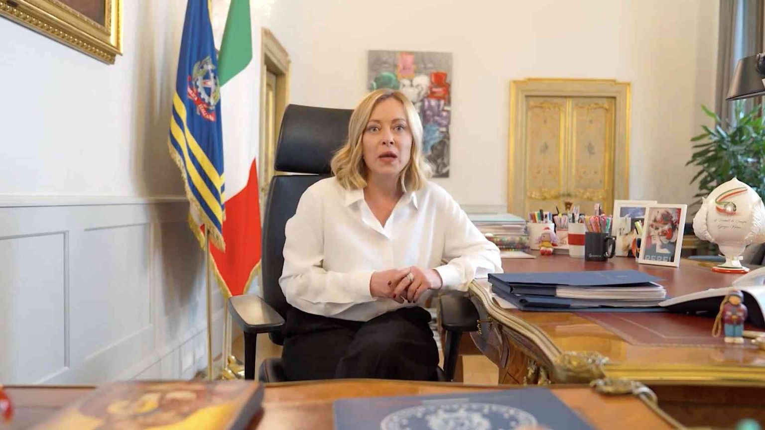 Vertice dei volenterosi a Parigi, Meloni raduna la maggioranza. Il nodo truppe