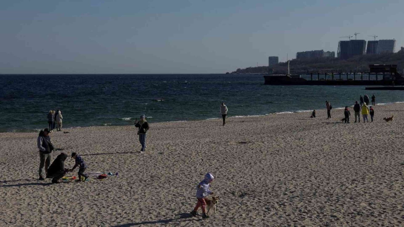 Le navi ferme al largo di Odessa, in attesa di ordini: «Ma la tregua dov'è?»