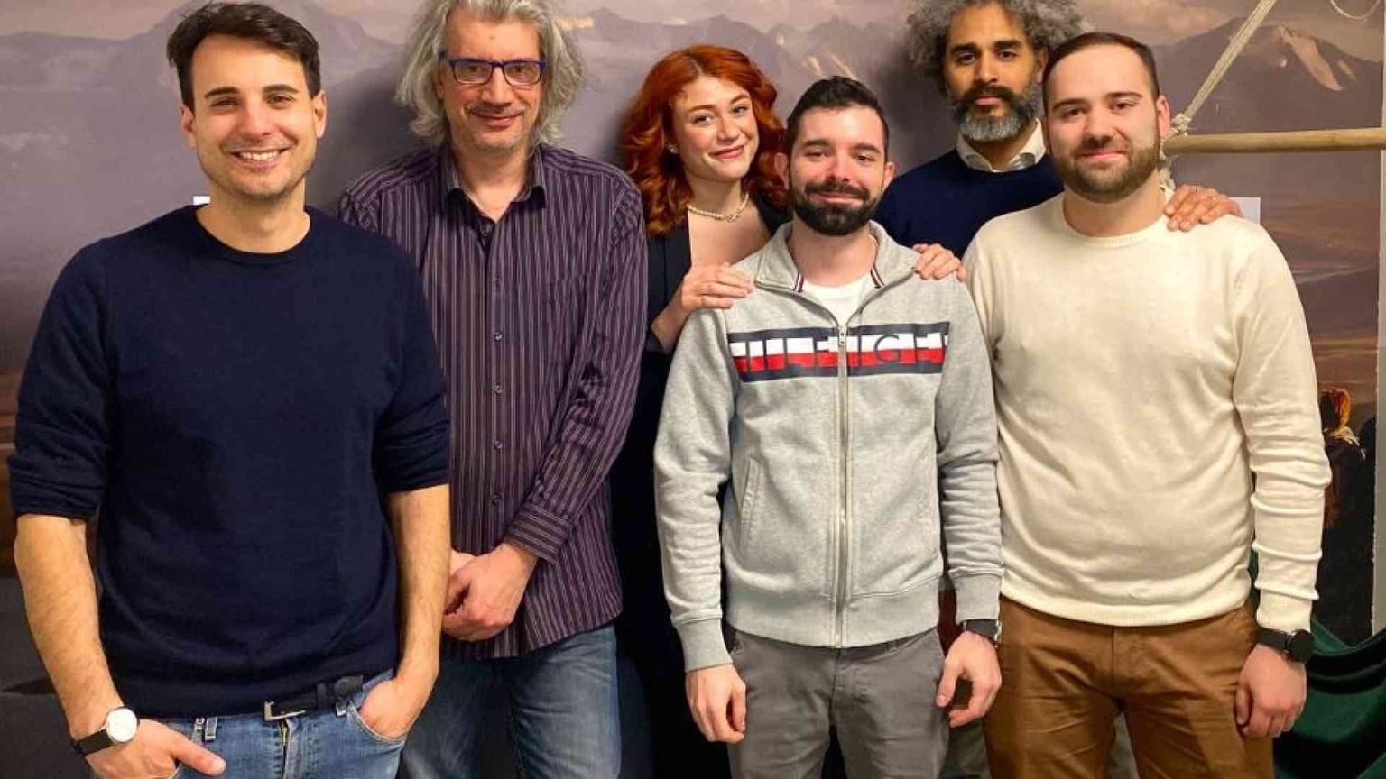 L'IA legge le chat aziendali per aiutare chi è stressato