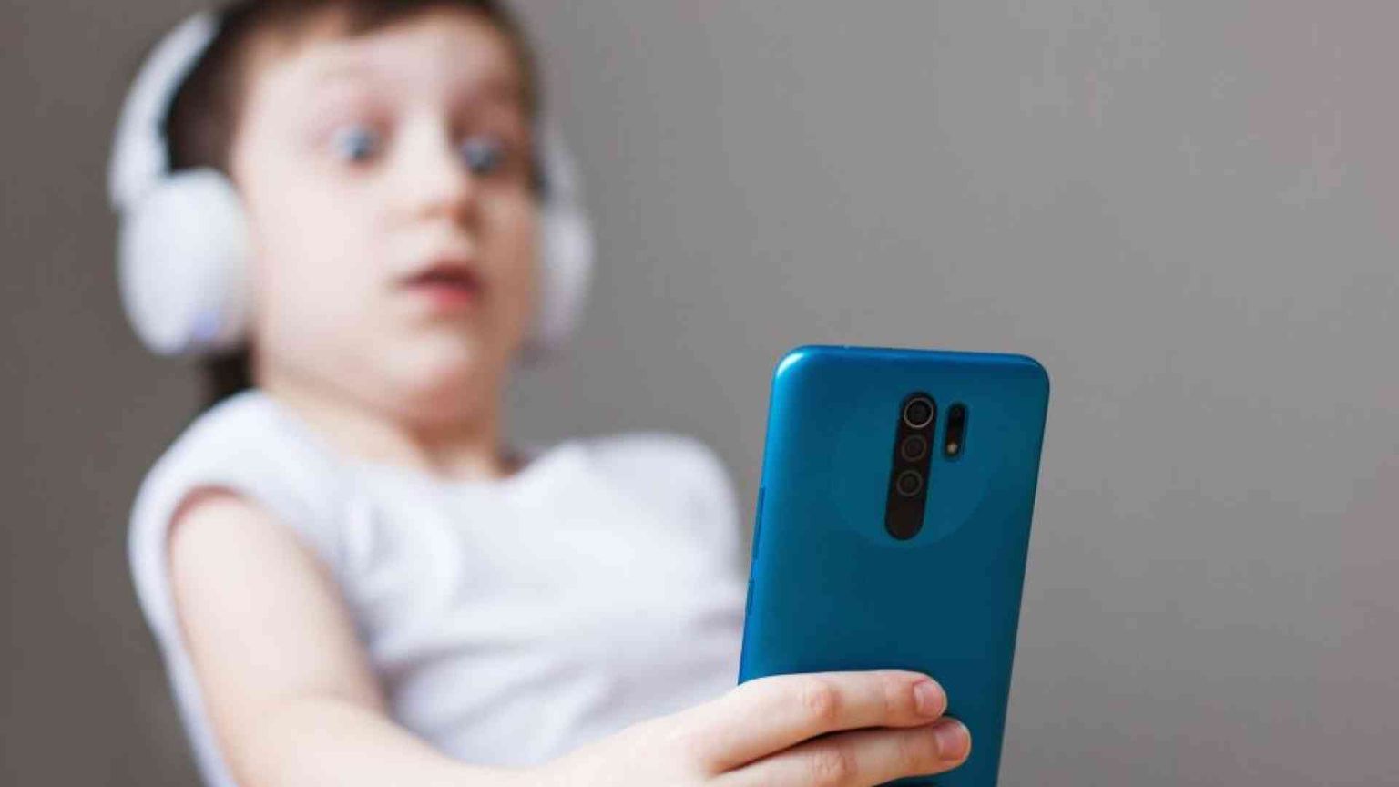 Perché la baby-sitter digitale destruttura il cervello di vostro figlio