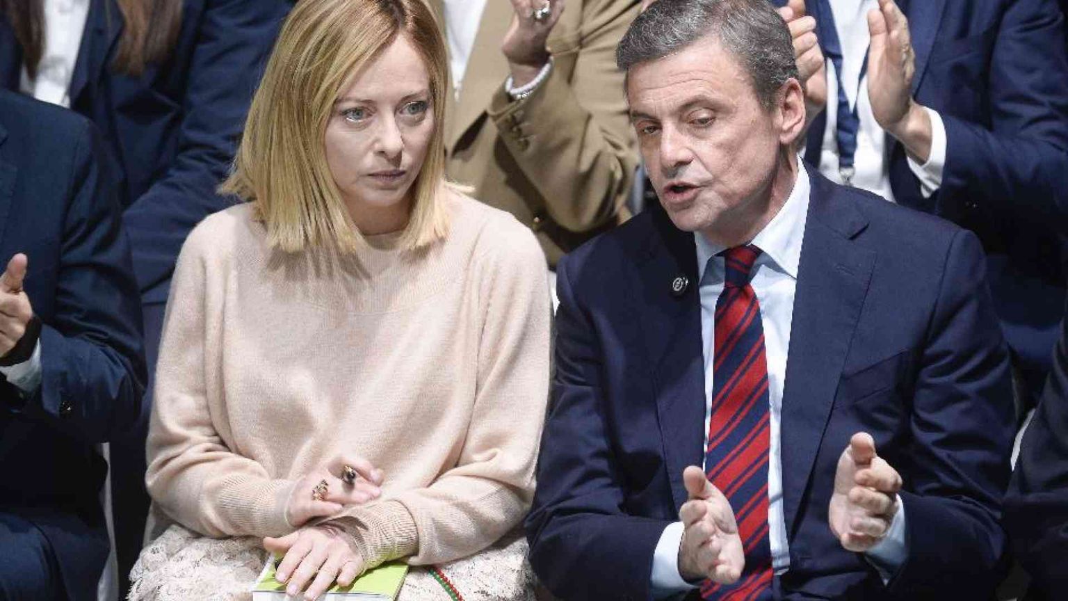L'insolito duo Meloni-Calenda, sostegno a Kiev e colpi al M5s