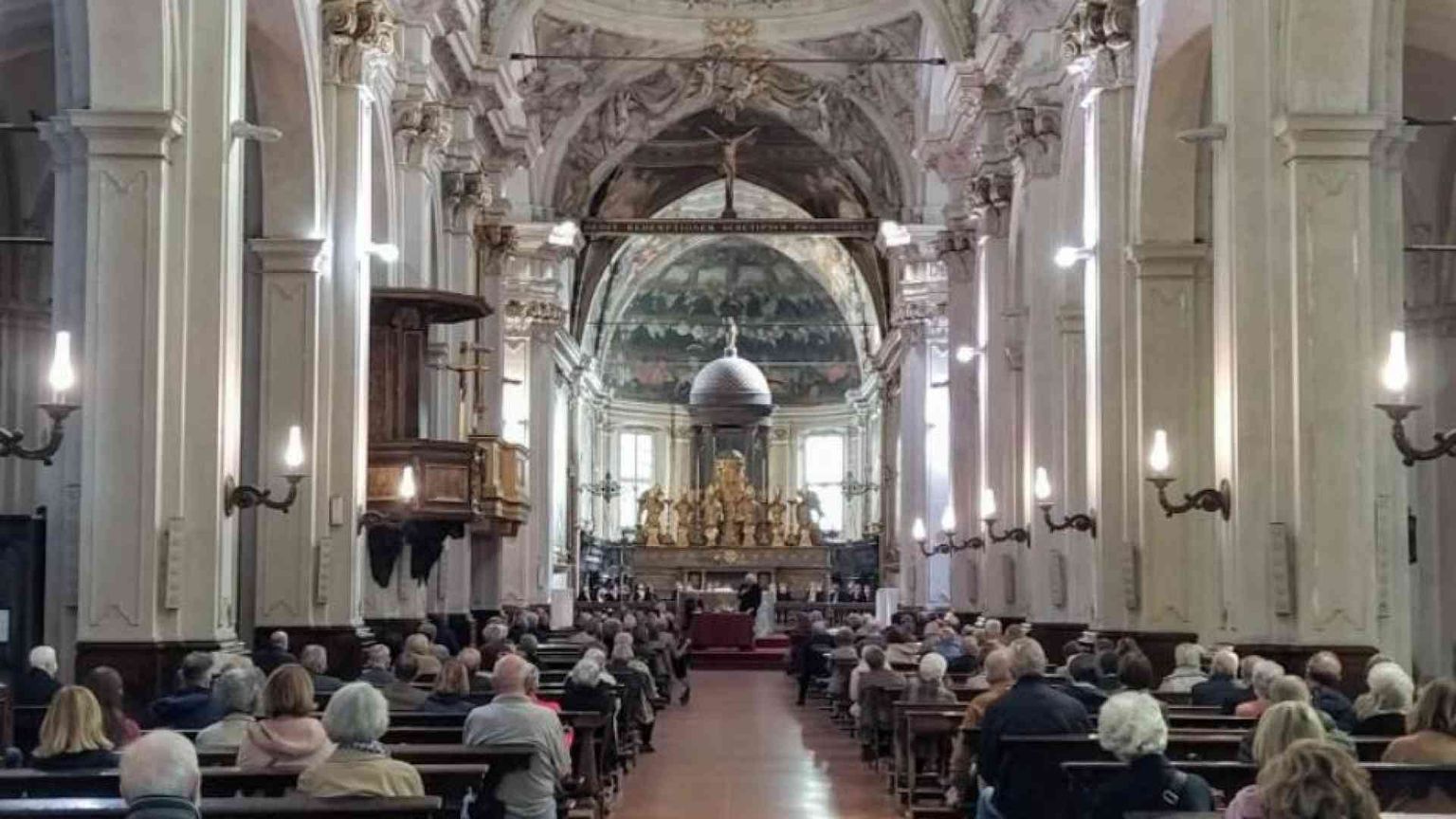 La città? Bella con l’anima. Carità, cultura e silenzio nel cuore della movida