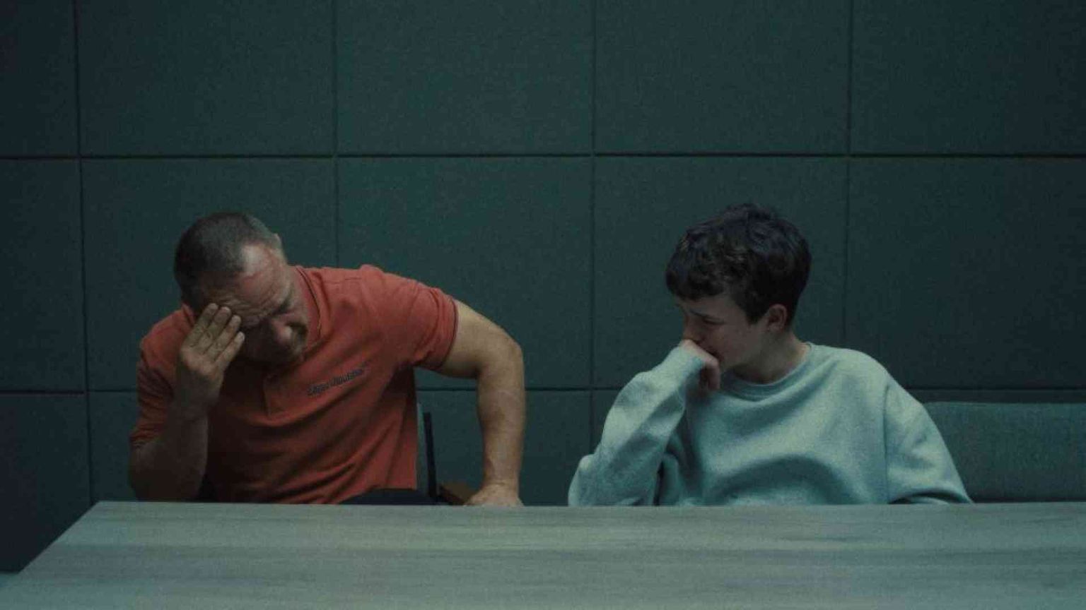 «Adolescence», i figli chiusi in cameretta e la paura di non sapere chi sono