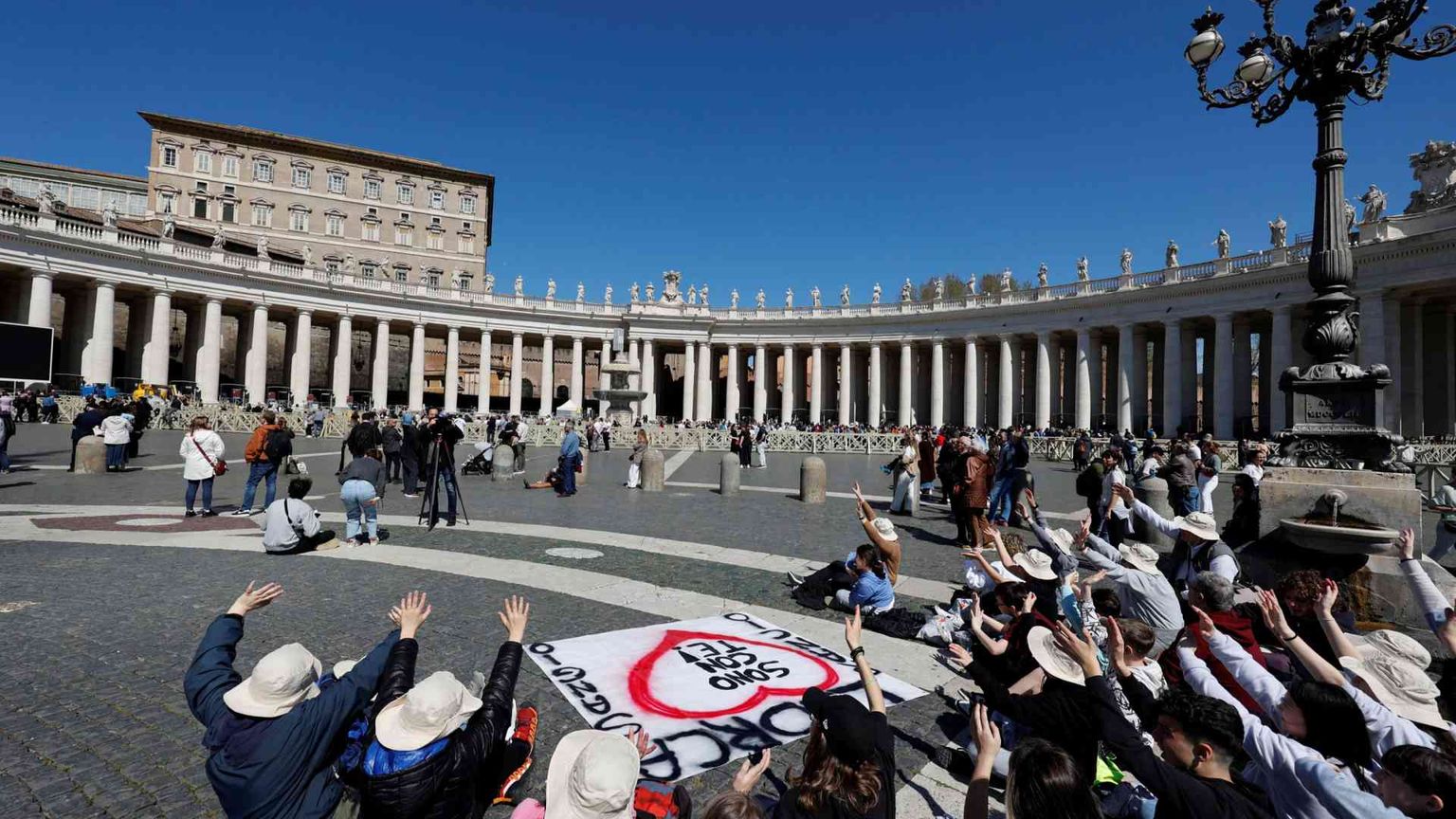Il Papa: «La famiglia umana si riconcili nella pace»