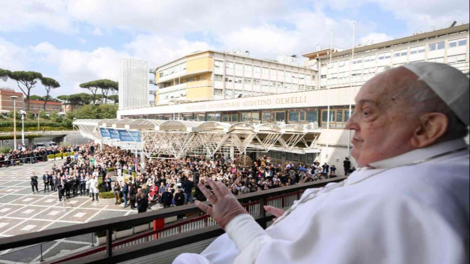 Il ricovero del Papa "superstar" nei Tg e Gr italiani