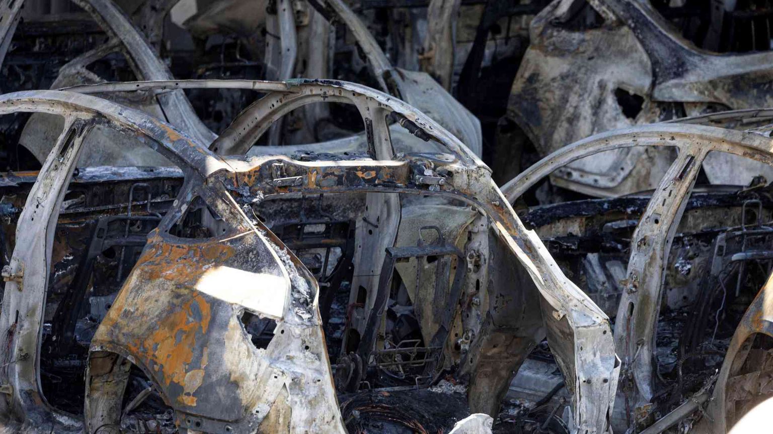 Rogo alla concessionaria Tesla. Musk: "Terrorismo"