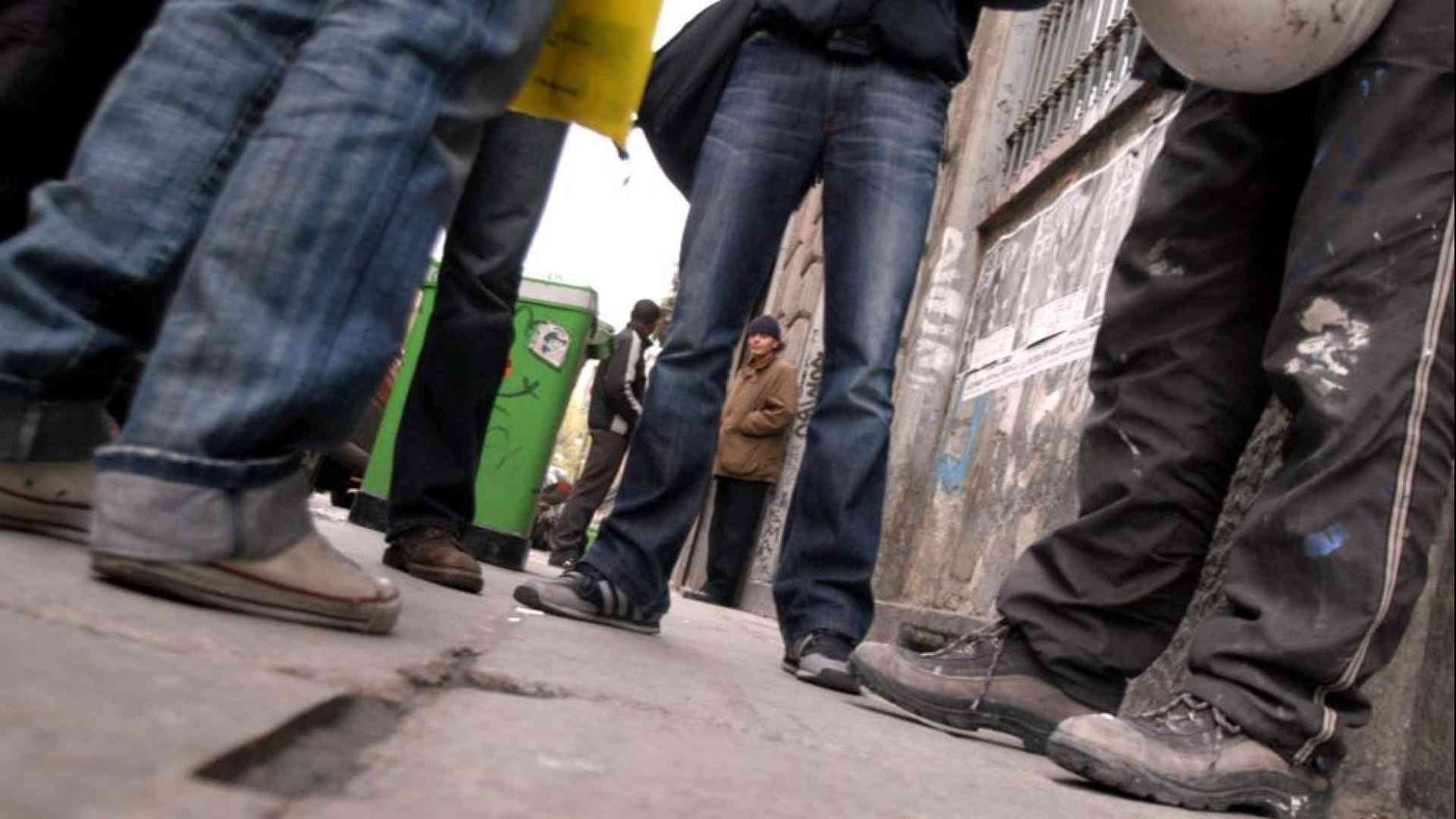 Rapine in strada di baby gang, 50 arrestati: 18 sono minorenni