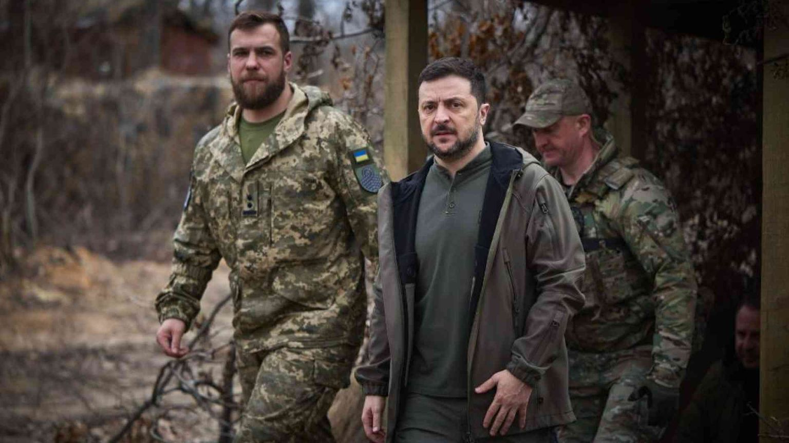 Kiev apre ai compromessi di pace. Zelensky in bilico: chi sono i rivali