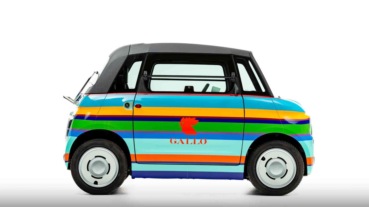 L'hub di Audi e la Topolino con le calze: l'auto protagonista a Milano