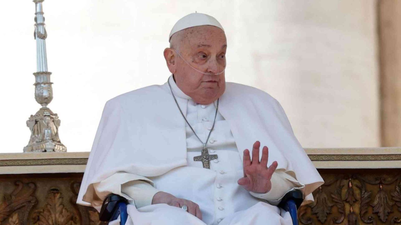 Il Papa a sorpresa in piazza san Pietro. Benedice e augura «Buona domenica»