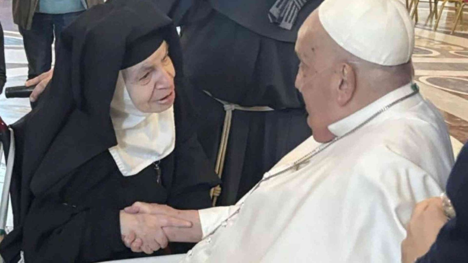 Chi è suor Francesca, la monaca che ieri ha incontrato a sorpresa il Papa