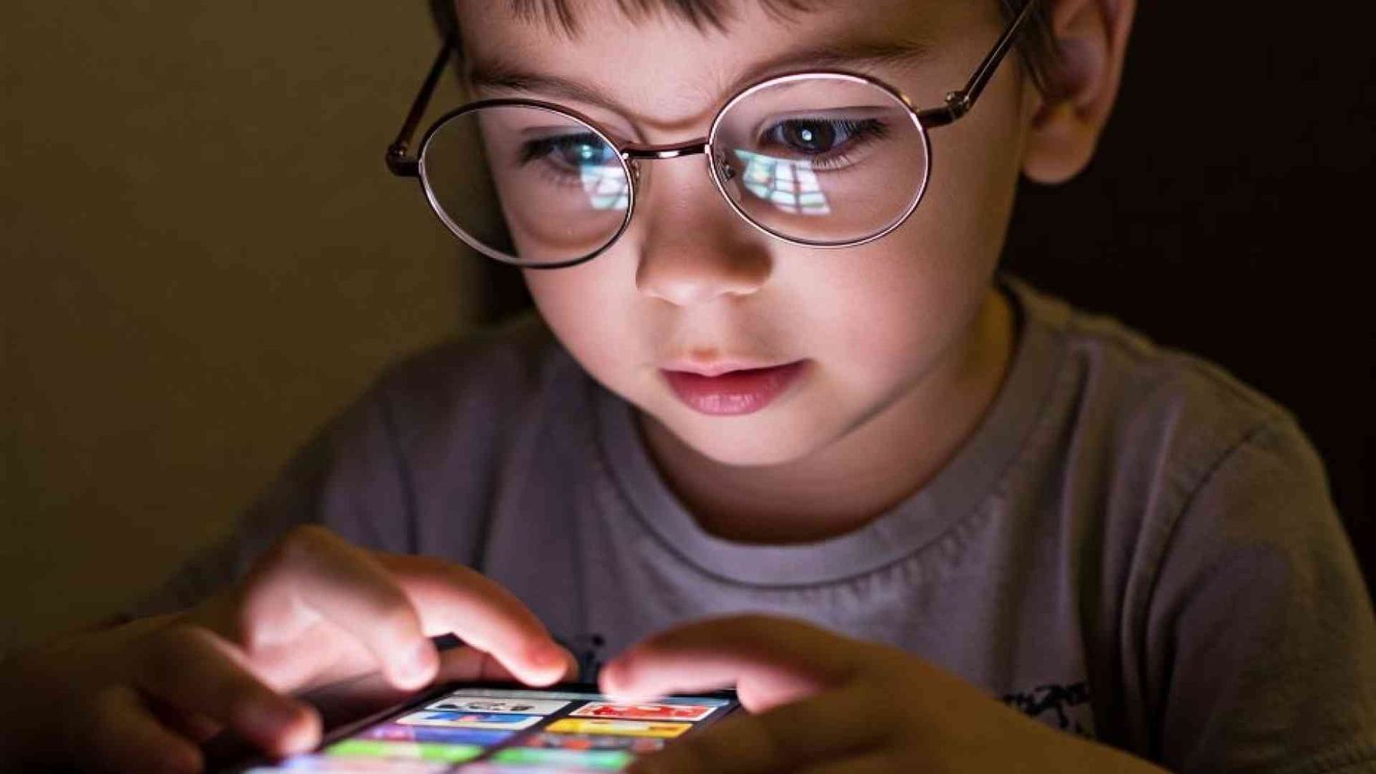 Nel 2050 metà degli italiani saranno miopi: «Bimbi troppo tempo col cellulare»