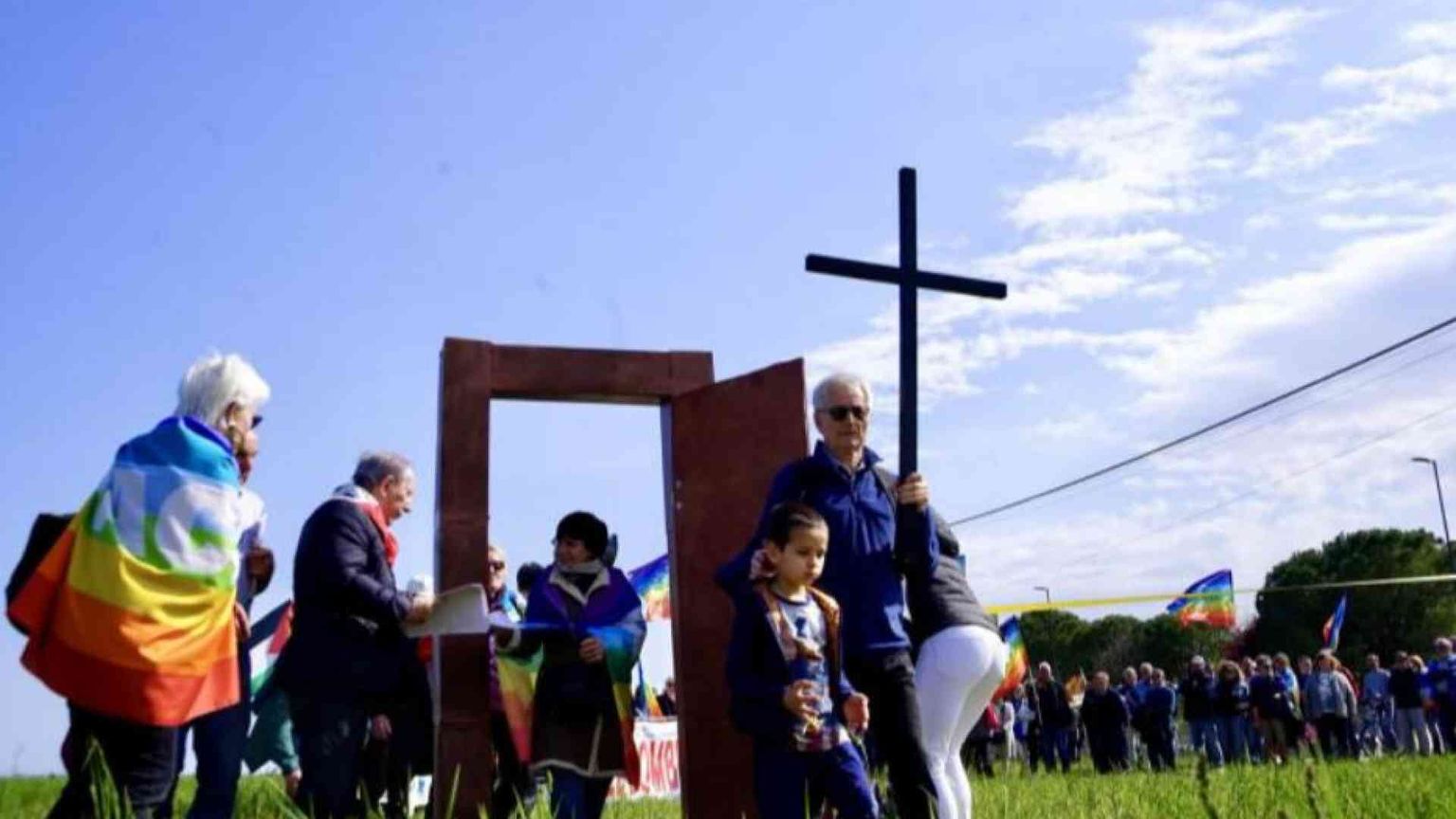 Una "porta santa" davanti alla base Usaf di Aviano per dire no alle armi