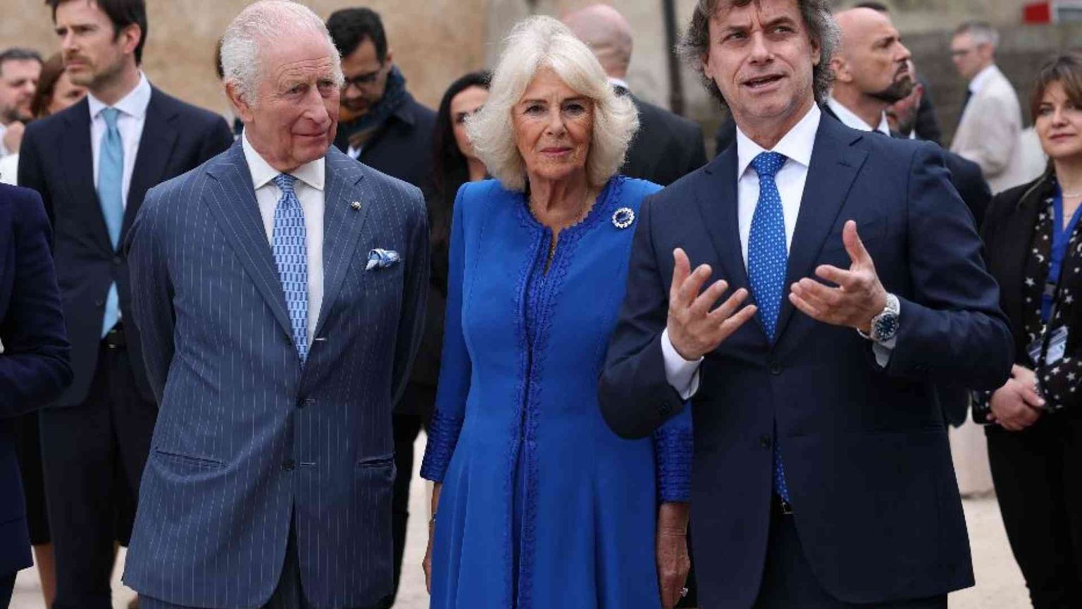 Carlo e Camilla, full immersion romana. Il re: prego per il Papa