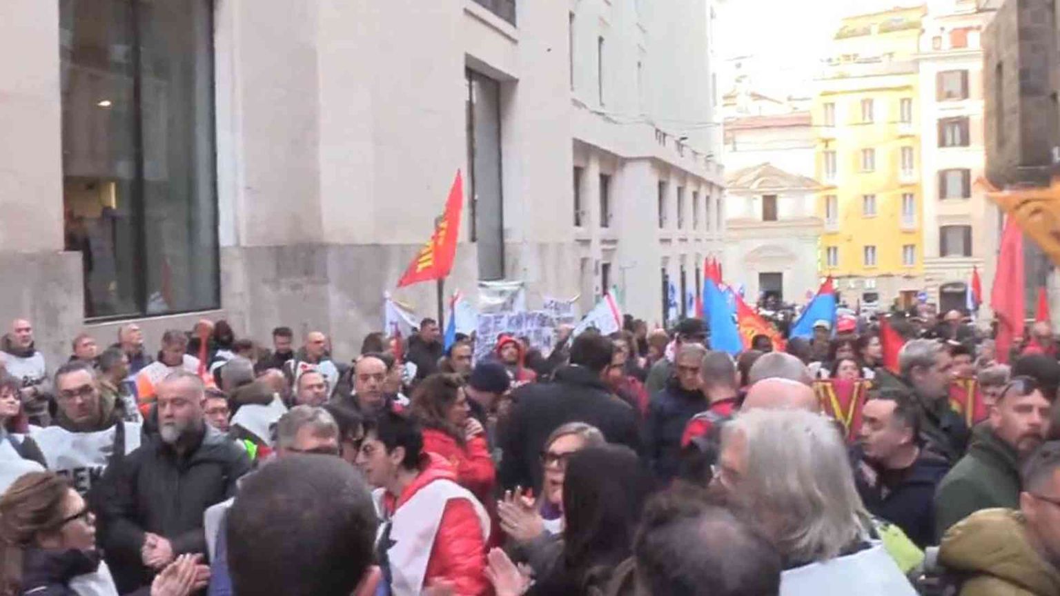 Vertenza Beko, 700 esuberi in meno e nessun licenziamento