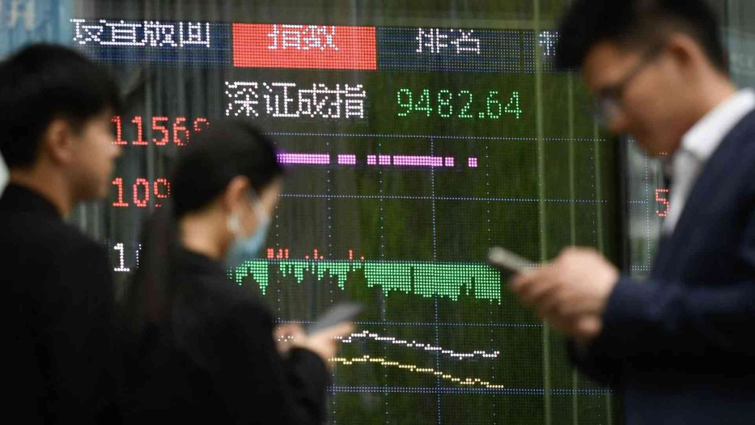 Anche l'Ue sospende i dazi per 90 giorni. E la Cina attacca gli Usa