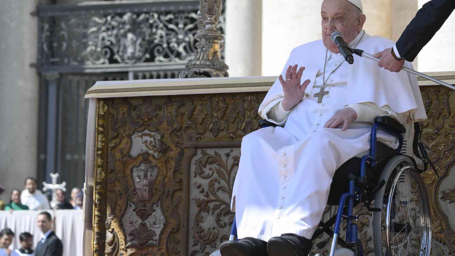 Il Papa in costante miglioramento. Ha anche ricevuto diversi collaboratori