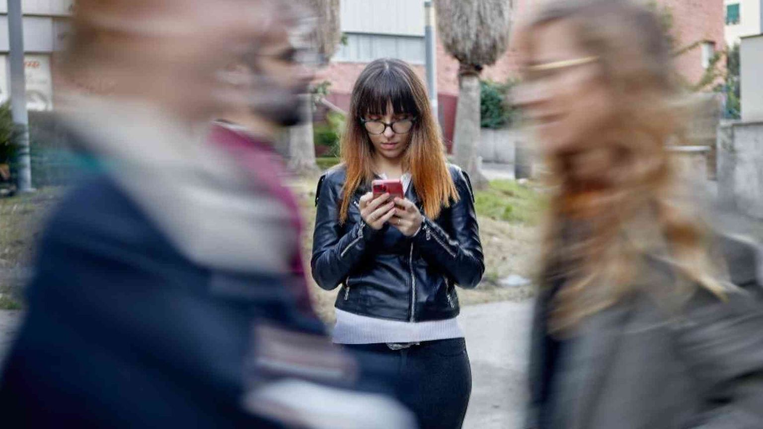 Minori da soli nel web, ecco la guida per aiutare i genitori